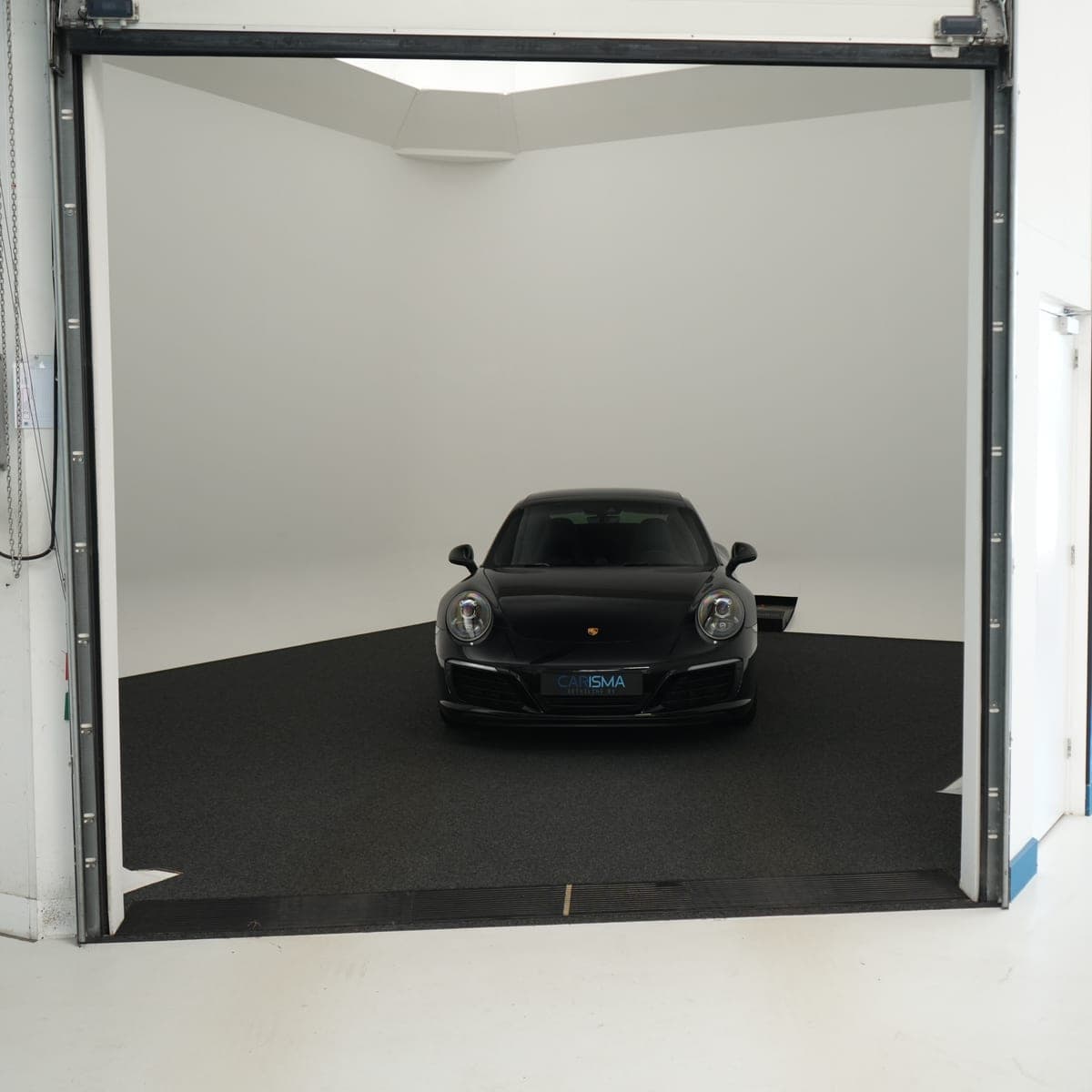 De fotostudio van Carisma Detailing met een auto op het cyclorama