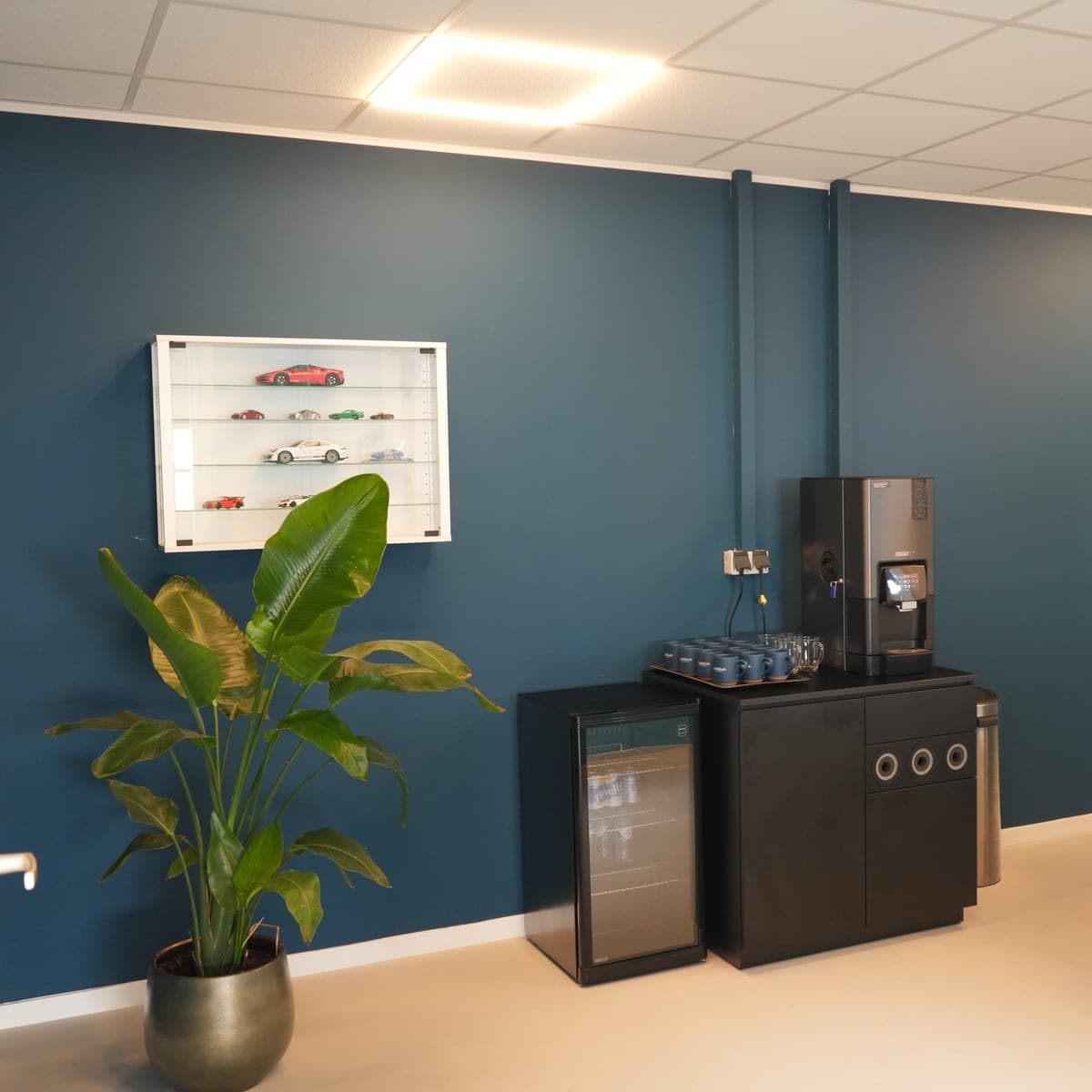 De wachtruimte van Carisma Detailing met koffie